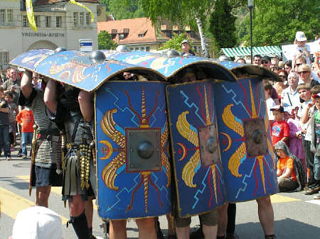 Römerfest im Archäologischen Museum Colombischlössle: Schildkrötformation der römischen Soldaten