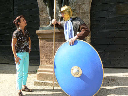 Der Zeitzeuge Attius Tertius und die Saalburgführerin Angelika Skalla im Dialog (Foto: Römerkastell Saalburg