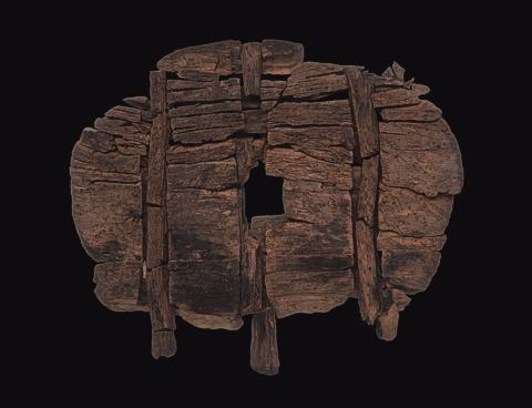 Holzrad aus dem Olzreuter Ried bei Bad Schussenried, gezeigt in der Ausstellung &raquo;Entdeckungen&laquo; in T&uuml;bingen. Bild: Landesamt f&uuml;r Denkmalpflege im Regierungspr&auml;sidium Stuttgart / Y. M&uuml;hleis 