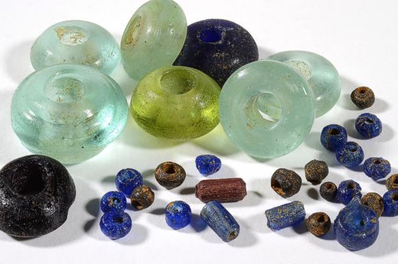 Glasperlen einer Halskette aus dem Grab eines Kleinkindes, das bereits 2011 bei Ausgrabungen in Watterdingen entdeckt wurde. Das Kind wurde um 500 n. Chr. mitten in der alamannischen Siedlung bestattet, Bild: Regierungspr&auml;sidium Freiburg, Ref. 26 - Denkmalpflege, Foto: J&uuml;rgen Hald 