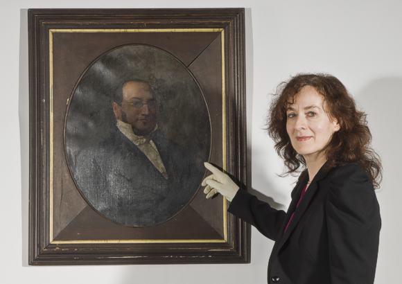 Dr. Katharina Siefert, Provenienzforscherin des BLM, vor dem Gem&auml;lde aus dem Besitz von Dr. Paul Ph. Homburger, Karlsruhe.