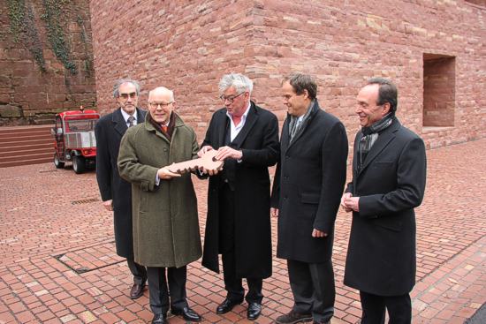 Schl&uuml;ssel&uuml;bergabe vor dem Neubau des Besucherzentrums. Von links nach rechts: Andreas Falz, Stellvertretender Leiter der Staatlichen Schl&ouml;sser und G&auml;rten, Ministerialdirigent Thomas Kn&ouml;dler vom Stuttgarter Finanzministerium, Prof. Max Dudler, Heidelbergs OB Eckart W&uuml;rzner und der Leiter des Betriebs Verm&ouml;gen und Bau, Mannheim, Bernd M&uuml;ller. 