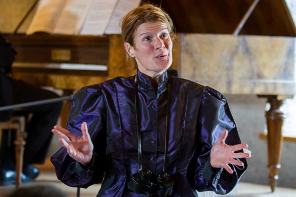 Julie von Effinger, gespielt von Claudia Klopfstein, an der Vernissage Schloss Wildegg. &copy; Museum Aargau