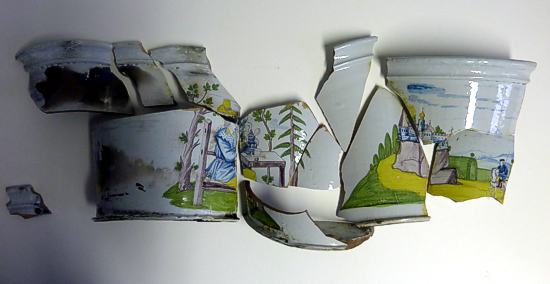 Fayence&uuml;bertopf 18. Jahrhundert im Mainfr&auml;nkischen Museum W&uuml;rzburg