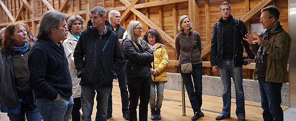Jean-Marie Henry (r.) vom französischen Naturpark in den Südvogesen informiert die Mitglieder der Käseroute im Maison du Fromage. (Foto: Barbara Riess)