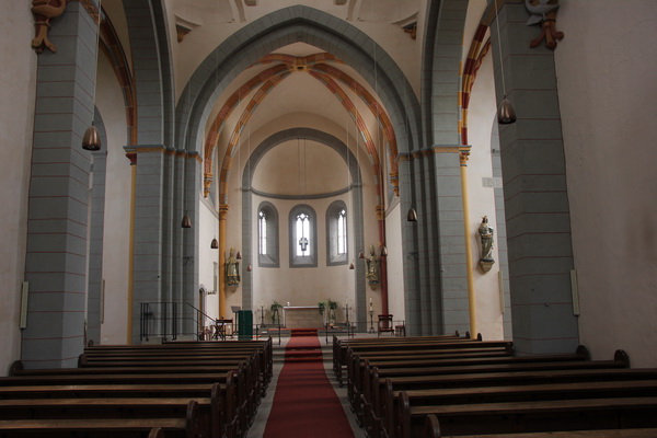 Ehem. Klosterkirche Sponheim: Au&szlig;en- (oben) und Innenansicht (unten)