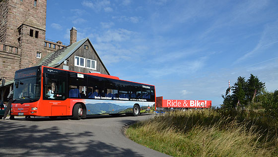 Wanderbus mit Fahrradanhänger an der Schwarzwaldhochstraße. Foto: RVS Regionalbusverkehr Südwest GmbH