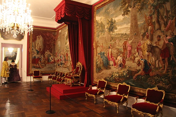 Thronsaal im nördlichen Staatsappartement mit der Tapisserieserie "Das Fest des Lykurg"
