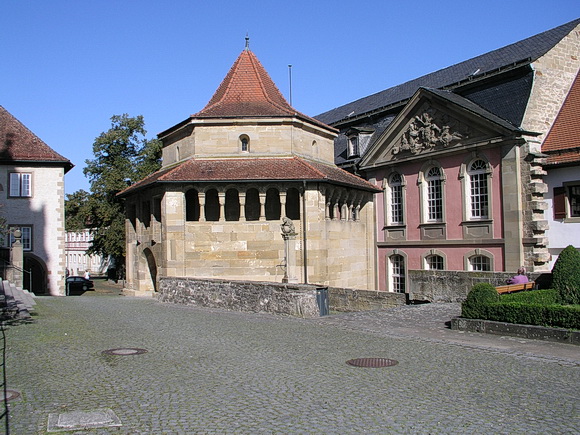 Erhardskapelle (um 1145) und Neue Dekanei (begonnen 1715)