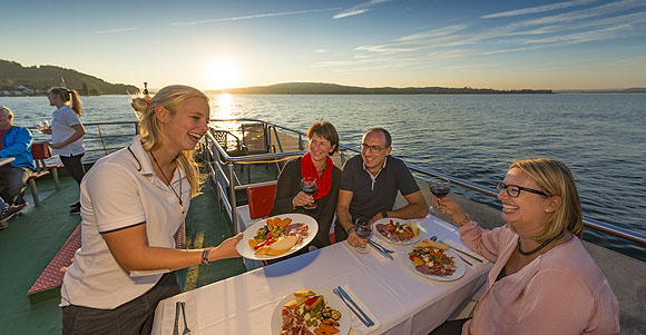 Auf der MS Seestern, dem Ausflugsschiff aus Gaienhofen-Horn, zaubern Sonnenuntergang und Kreationen von Schiffskoch Martin Hagmüller echte Capri-Stimmung. Bild: REGIO Konstanz-Bodensee-Hegau e.V.