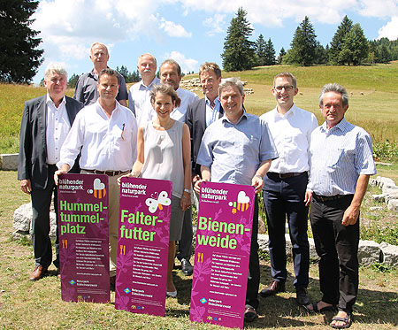 Landwirtschaftsminister Peter Hauk MdL präsentiert zusammen mit der AG Naturparke Baden-Württemberg die Informationsschilder der erfolgreichen Kampagne „Blühender Naturpark“. Foto © Naturpark Südschwarzwald