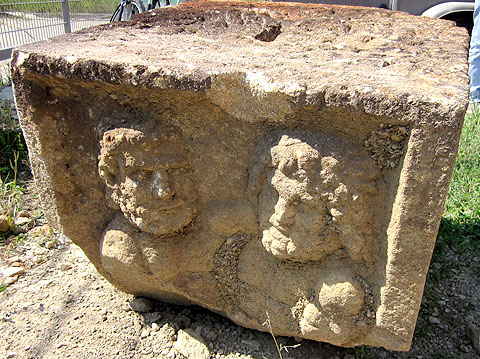 Castor und Pollux: Der Viergötterstein auf dem Gelände der Fa. Bosch vor dem Transport nach Tübingen; Bildnachweis: Landesamt für Denkmalpflege BW / Marc Heise