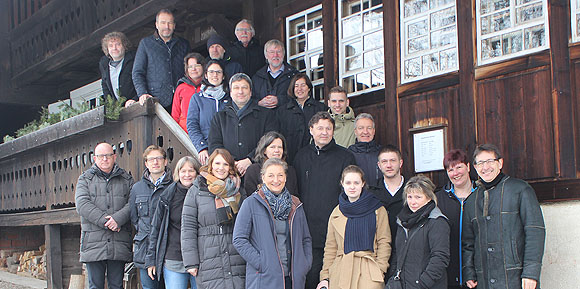 Teilnehmerinnen und Teilnehmer der Erfahrungswerkstatt zum Bundesförderprojekt „Baukultur und Tourismus – Kooperation in der Region“ mit Vertretern des BBSR und der Forschungsassistenz vor dem Holzschneflermuseum Resenhof in Bernau. 