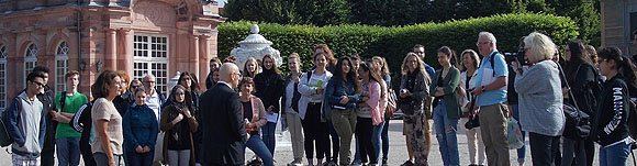 "Gartenspäher" des Mannheimer Elisabeth-Gymnasiums bei ihren praktischen Studien im Schwetzinmger Schlossgarten