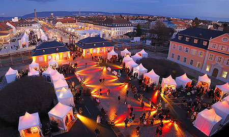Weihnachtsmarkt im Ehrenhof des Schlosses