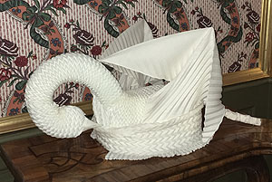 Pelikan und Nashorn. Aus der Ausstellung "Gefaltete Schönheit"