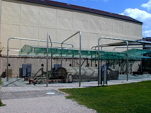 Speyer: Der Judenhof mit der modernen Überdachung der Mikwe