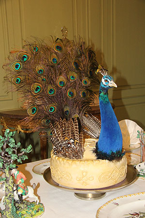 Pfauenpastete mit echten Pfauenfedern