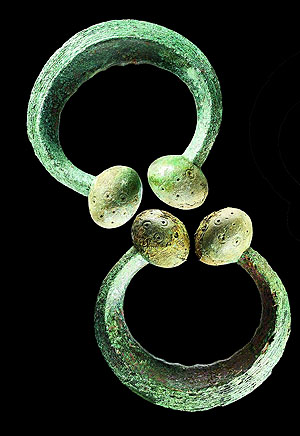 Aus einen reich ausgestatteten Grab der Späthallstattzeit stammen die beiden Bronzearmringe mit Kugelenden (Müllheim, Kreis Breisgau-Hochschwarzwald), Quelle: LAD, Yvonne Mühleis