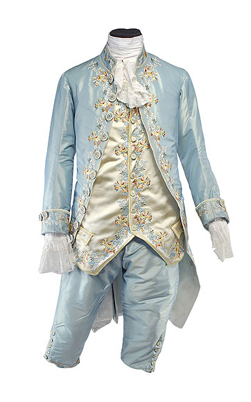 Habit brodé bleu clair. Beide Fotos: Nathalie Harran