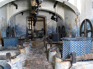 Traditionelle Werkstatt mit Indigobecken (Küppe), in der das Tuch gefärbt wird. Foto: Blue Dying Museum at Pápa of the Museum Gróf Esterházy Károly.