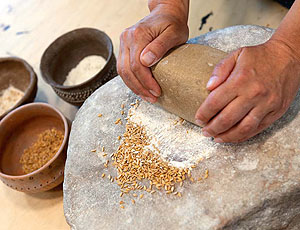 Mehl mahlen auf der Handreibemühle