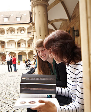 Landesmuseum Württemberg - Blick in den Innnenhof mit Besucherinnen. Foto © Landesmuseum Württemberg, Foto: Christoph Düpper