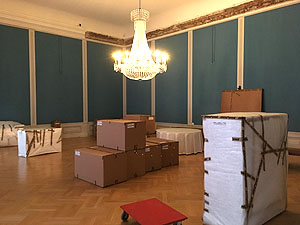 Eingepackt wie vor einer großen Reise: Inventar des Blauen Salons der Großherzogin Stéphanie