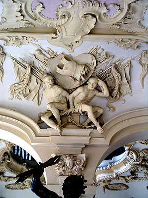 Schloss Rastatt: Erinnerung an den Bauherrn als Sieger in den Türkenkriegen - gefangene osmanische Krieger als Stuckdekoration im Haupttreppenhaus