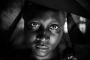 Porträtfoto aus der Ausstellung "Die geraubten Mädchen". Foto Andy Spyra