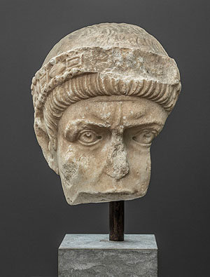 Büste Valentinians. Der vermutlich aus Rom und der zweiten Hälfte des 4. Jahrhunderts stammende Porträtkopf eines Kaisers, vermutlich Valentinian I. Bildnachweis: Foto: Ny Carlsberg Glyptotek, Kopenhagen, Foto: O. Haupt
