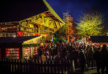 Beim Weihnachtsmarkt im Freilichtmuseum Vogtsbauernhof bieten regionale Aussteller traditionelle Produkte und altes Handwerk an. Foto: Schwarzwälder Freilichtmuseum Vogtsbauernhof
