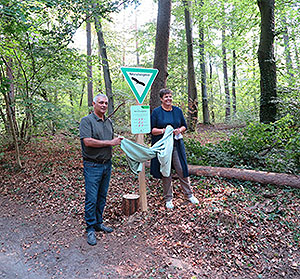 Regierungspräsidentin Sylvia M. Felder bei der Unterzeichnung die Schutzgebietsverordnung (oben) und zusammen mit Bürgermeister Georg Kletti bei der Enthüllung des neuen Schutzgebietsschilds, Fotos: RP Karlsruhe