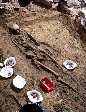 Die Bestattungen liegen dicht an dicht im Gebäudeinnern (Quelle: fodilus GmbH, Matthias Aust)