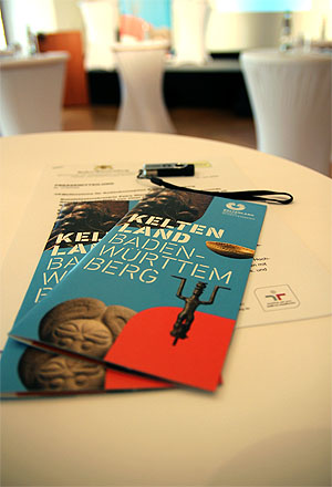 Das Keltenland Baden-Württemberg wächst zusammen – es gibt weitere Meilensteine zu feiern: Das Ministerium für Wissenschaft, Forschung und Kunst fördert drei zentrale Fundstätten im Land und der Trichtinger Silberring wird zum Symbol und Logo der Marketingkampagne des „Keltenlandes Baden-Württemberg“