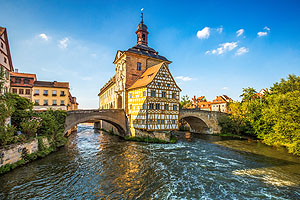 Der Klassiker auf dem Main-Radweg beginnt in der ehemaligen Kaiser- und Bischofsstadt Bamberg. Der Weltkulturerbe-Ort verfügt mit seinen über 2.400 denkmalgeschützten Häusern über das größte unversehrt erhaltene Altstadtensemble Europas. Foto: Radweg-Reisen.