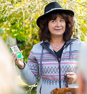 Naturpark-Gästeführerin Ingrid Schyle kennt Natur, Geschichte und Brauchtum ihrer Heimat Schonach ganz genau. © Sebastian Schröder-Esch