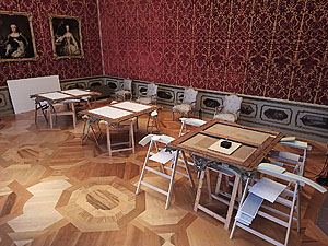 Arbeiten am Schutz der Gemälfde-Rückseiten. Foto: bhaas/SSG