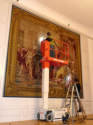 rbeiten an der Tapisserie "Der Fluch der Medea" aus der Serie "Jason und das Goldene Vlies".