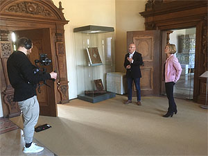 Bei den Filmaufnahmen: SSG-Geschäftsführer Michael Hörrmann und Konservatpris Dr. Uta Coburger auf dem Dicken Turm (links) und im Friedrichsbau (unten