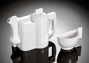 Teekanne und Tasse „Suprematismus“, Entwurf Kasimir Malewitsch, Herstellung Lomonossow-Porzellanmanufaktur, Sankt Petersburg, 1923/1990 (Entwurf/Ausfertigung), Porzellan, gegossen © Badisches Landesmuseum, Fotograf: P. Gaul