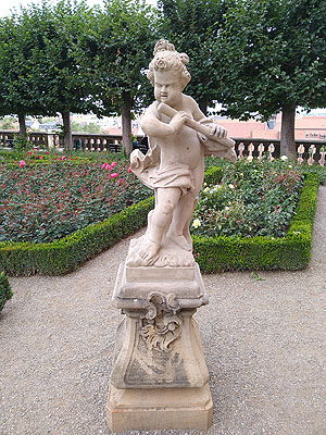 Ferdinand Tietz: Flöte spielender Putto. Sandstein, 1760/61