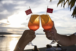 Liebeswochen am westlichen Bodensee: Frischverliebte, langjährige Paare und Vertraute können bei den Liebeswochen am westlichen Bodensee ihre Liebe zelebrieren: Etwa bei einem Candle Light-Dinner. Foto: REGIO Konstanz-Bodensee-Hegau e.V., Ulrike Klumpp