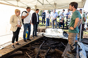 Ministerin Nicole Razavi MdL besucht eine Grabung bei Bad Buchau im Federseegebiet. Von links: Ministerin Nicole Razavi MdL, Prof. Dr. Claus Wolf (Präsident Landesamt für Denkmalpflege), Klaus Tappeser (Regierungspräsident des Regierungsbezirks Tübingen).