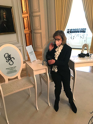 Konservatorin Dr. Uta Coburger bei der Vorstellung der Musikpräsentation und der Veranschaulichung der Gehälter der Hofmusiker.