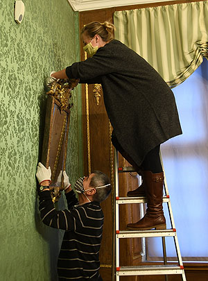 Neues Schloss Meersburg: Die Restauratoren bei der Hängung des Spiegels 