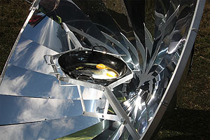 Künftig können die Solarkocher in verschiedenen Fächern eingesetzt werden, um Themen wie Umgang mit Ressourcen und Nahrungsmitteln anschaulich zu vermitteln.Foto: Naturpark Südschwarzwald;