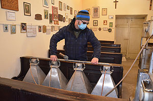 Restauratoren in der Einsiedelnkapelle an der Arbeit mit Mikrowellentechnik. Foto: Thomas Merkl/SSG