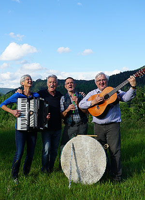 Die vierköpfige Musikgruppe „d’Grenzgänger“ weiß die Besucher am letzten Oktoberwochenende mit stimmungsvoller Volksmusik zu unterhalten. Foto: d’Grenzgänger