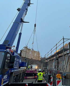 Transport Ortenauhaus: Am Dienstag, 14. Dezember, wurde mit dem Abbau und Transport der tonnenschweren Wandelemente des „Ortenauhauses“ begonnen. Das Haus wird in nur wenigen Tagen von Durbach in die Restaurierungshalle nach Illerbachen gebracht. Foto: Schwarzwälder Freilichtmuseum Vogtsbauernhof, Tamara Schwenk